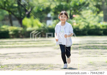 跑小學生的慢跑兒童 79442967