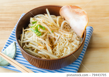Bean sprout ramen with char siu Bean sprout ramen with char siu 79443705