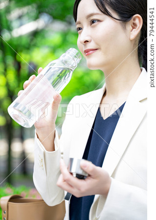 婦女補充水合作用 婦女補充水合作用 79444541