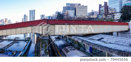 市谷站正下方的漁護城河和江戶城外護城河沿岸的建築群 市谷站正下方的漁護城河和江戶城外護城河沿岸的建築群 79445656