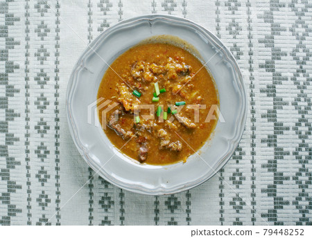 Oxtail soup 79448252