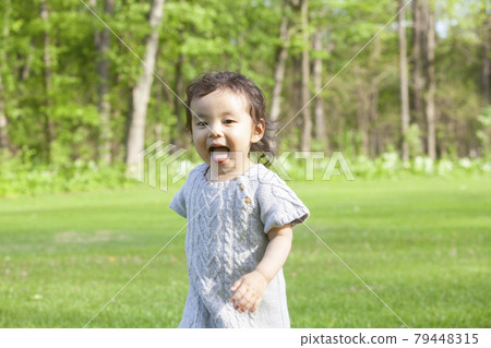 寶寶在草地公園玩耍 79448315