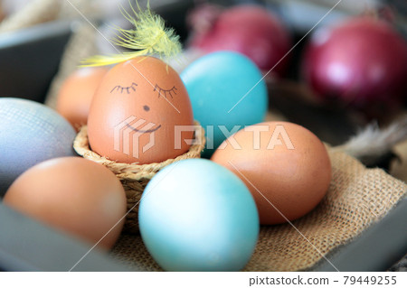 Colorful Easter eggs with smiling emoticon for handpaintings at home. brown eggs face arranged together on the paper background, Selective focus at the eeg. Many colorful organic chicen fresh eggs 79449255