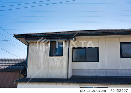 Dirty outer wall 79452407