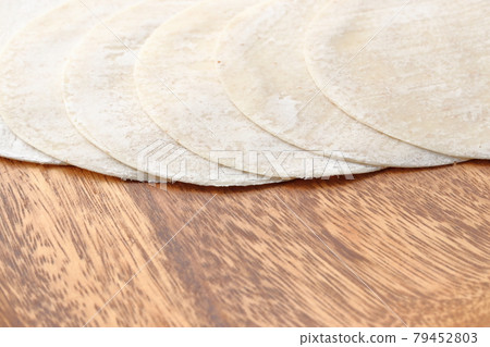 麵粉做的圓形餃子皮 79452803