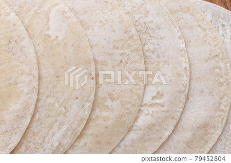 麵粉做的圓形餃子皮 79452804