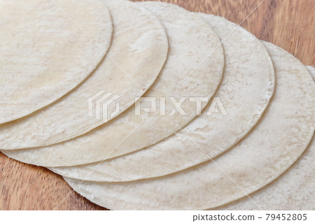 Round dumpling skin made of flour 79452805