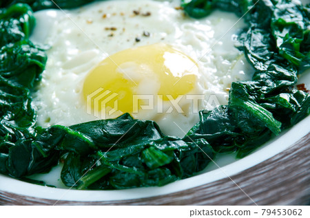 spinach with eggs 79453062