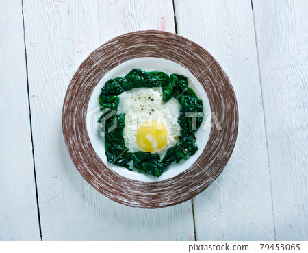 spinach with eggs 79453065