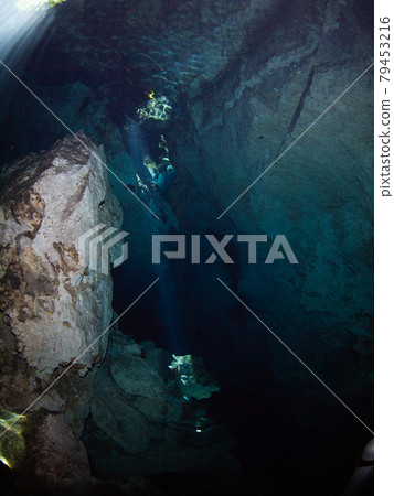 水下洞穴 Cenote 墨西哥普拉亞德爾卡門 少量陽光透過岩石之間的縫隙照射進來 照片素材 圖片 圖庫