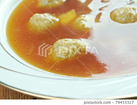 Swabian soup with meatballs 79453327