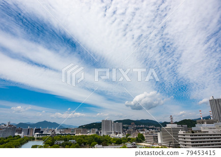 《廣島市》城市風光與藍天 《廣島市》城市風光與藍天 79453415