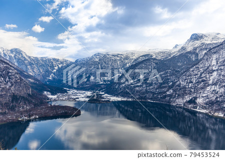 Aerial view of Hallstatt town at lake and mountain ranges Aerial view of Hallstatt town at lake and mountain ranges 79453524