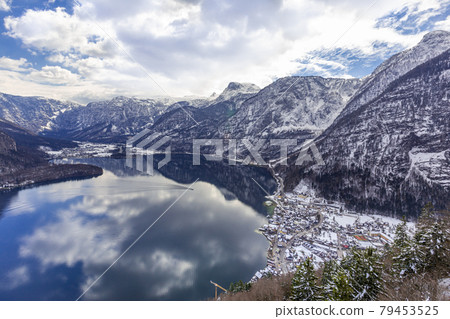 Aerial view of Hallstatt town at lake and mountain ranges Aerial view of Hallstatt town at lake and mountain ranges 79453525