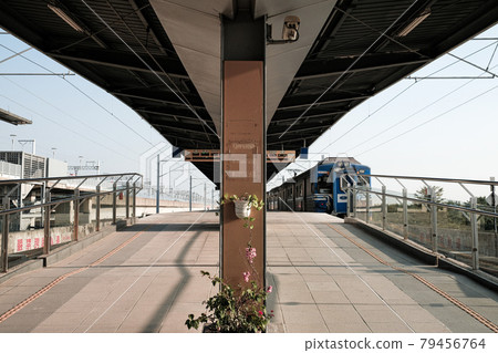 Tainan train station platform 79456764