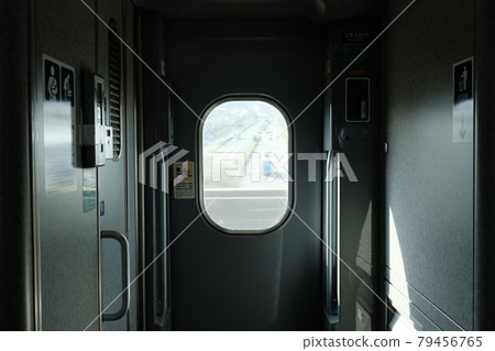 火車車廂之間 79456765