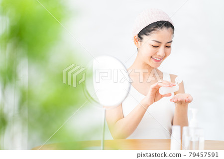 早上做護膚的年輕女人 早上做護膚的年輕女人 79457591