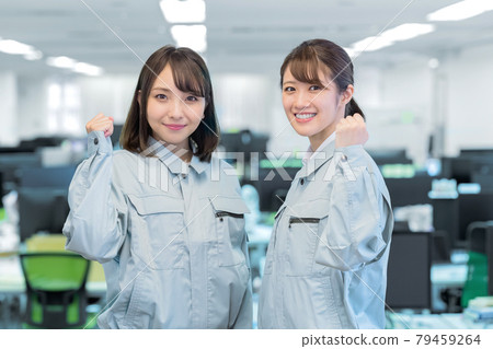 Young female engineer in work clothes guts pose in the office 79459264