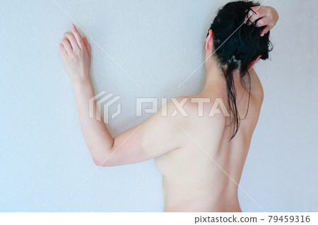 Female nude back 79459316