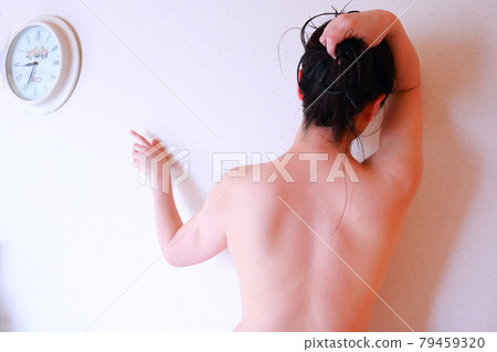 女性裸體背影指著背鐘的女性 女性裸體背影指著背鐘的女性 79459320