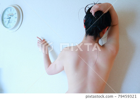 女性裸體背影指著背鐘的女性 女性裸體背影指著背鐘的女性 79459321