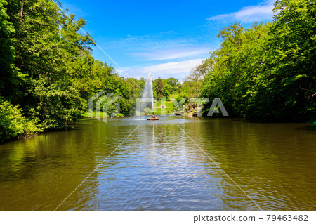 View of a lake with Snake Fountain in Sofiyivka park in Uman, Ukraine 79463482