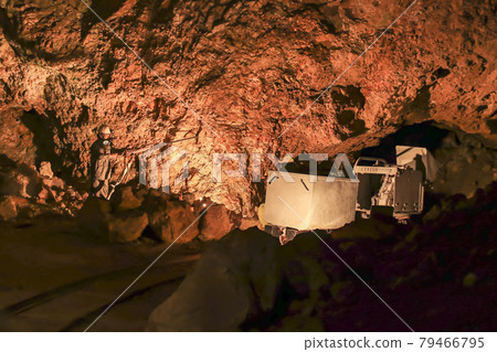 Sado Kinzan: The mining trace of a gold vein just below the Doyu no Warito 79466795