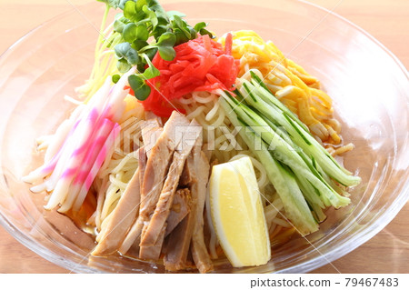 Hiyashi chuka 在桌子上 79467483