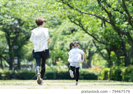 慢跑親子家庭圖片 79467579