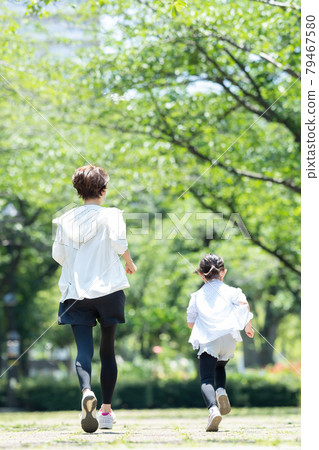 慢跑親子家庭圖片 79467580