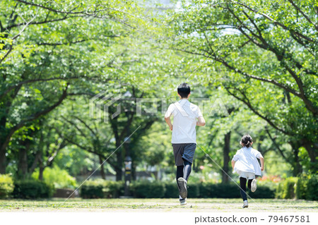 慢跑親子家庭圖片 79467581