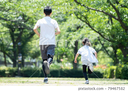 慢跑親子家庭圖片 79467582