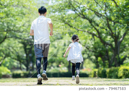 慢跑親子家庭圖片 79467583