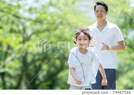 慢跑親子家庭圖片 79467584