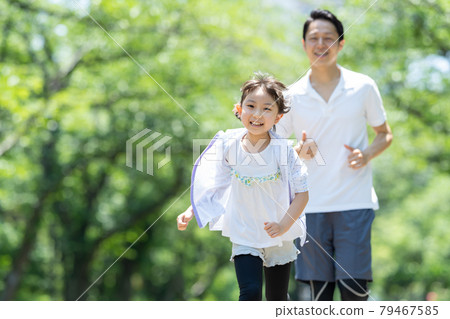 慢跑親子家庭圖片 79467585