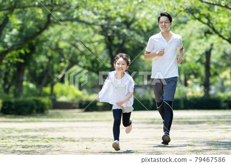 慢跑親子家庭圖片 79467586