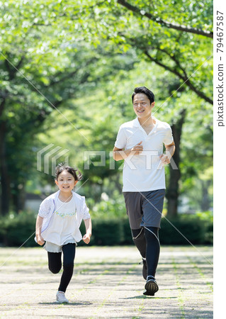 慢跑親子家庭圖片 79467587