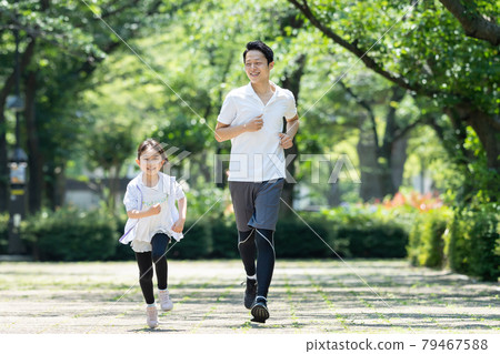 慢跑親子家庭圖片 慢跑親子家庭圖片 79467588