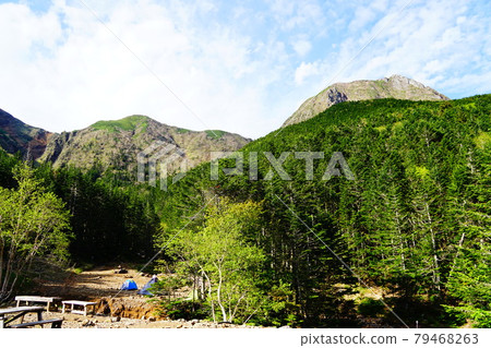 從八岳觀光小屋看到的中嶽山和阿彌陀山 79468263