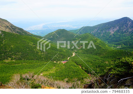 Yatsugatake towards the tourist hut seen from the Jizo ridge 79468335