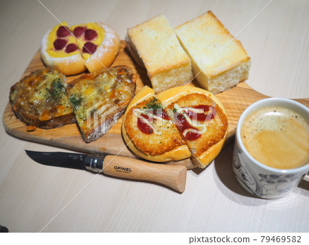 在城裡一家麵包店買的麵包橄欖砧板 在城裡一家麵包店買的麵包橄欖砧板 79469582