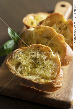Garlic toast 79470398