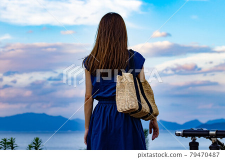 女人看遠方的天空 79470487