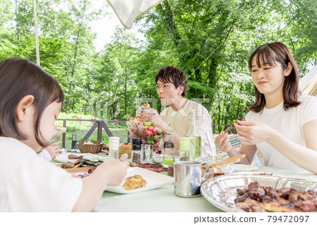 Family enjoying glamping 79472097