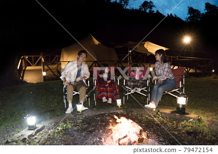 享受野營營火的家庭 79472154