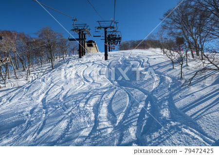 陽光明媚的日本滑雪勝地 79472425