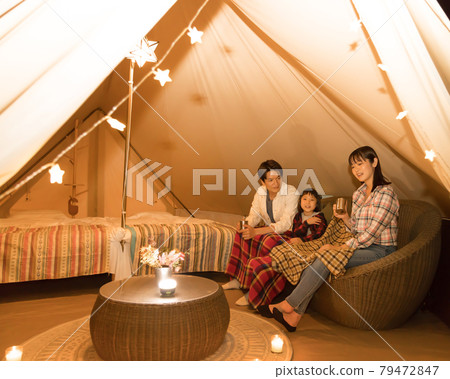 Family enjoying glamping 79472847