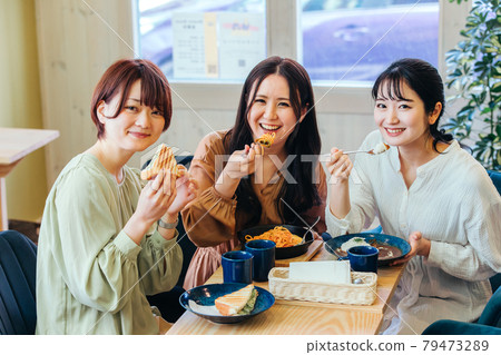 Women who came to girls-only gatherings, lunches, cafes, restaurants Women who came to girls-only gatherings, lunches, cafes, restaurants 79473289