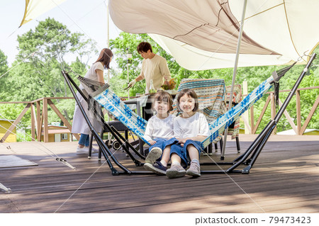 Family enjoying glamping 79473423