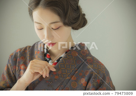 A female kimono wearing an indigo komon 79473809